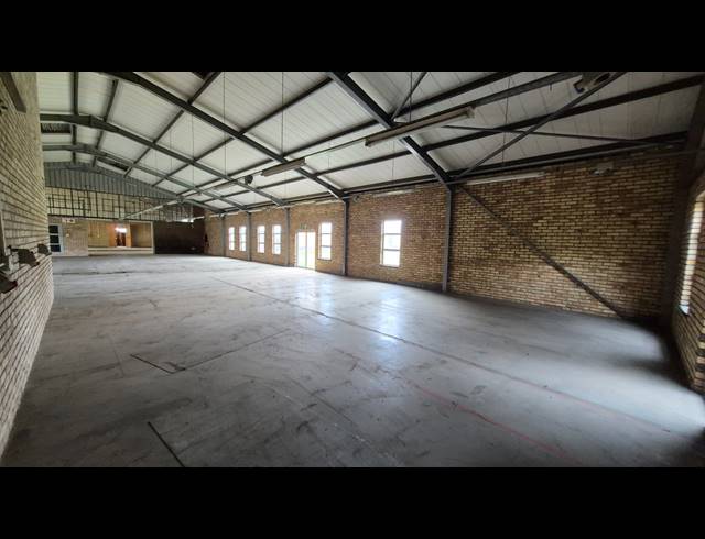2,450M² WAREHOUSE TO LET IN APEX
